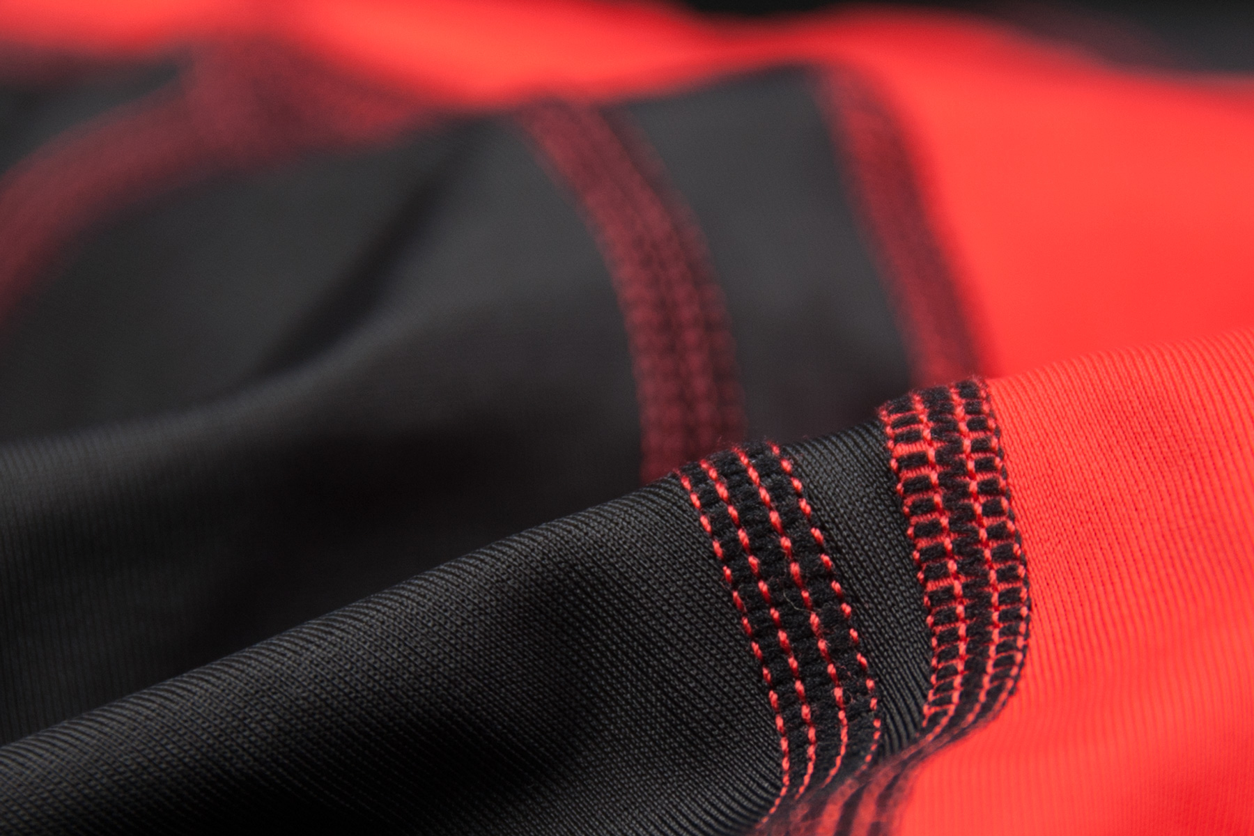 司普堤承製客製化的車隊服或機能服飾要求，包括單車衣褲、三鐵衣褲、田徑衣褲、釣魚衣、壓縮衣褲及其他項目開發， 高品質的開發、製作技術，值得信賴。