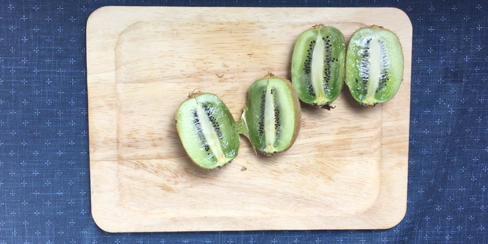 奇異果切塊,  用湯匙挖出果肉