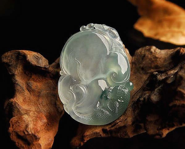 在漫長的歷史過程中，國人把自己的理想、情感反映並寄託在玉石翡翠上，而有了玉石翡翠的雕琢和藝術品的產生。翡翠，通過上千年的發展演變，達到了至善至美的境界，翡翠藝術品不僅僅是一種商品，更作為一種藝術品，有其追求和境界。