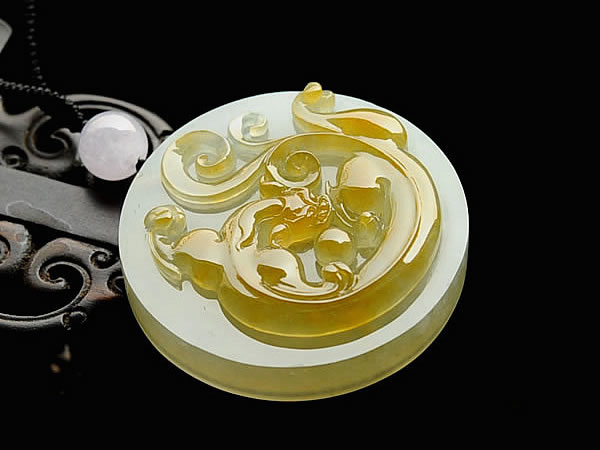 翡翠之美集合了自古以來玉所表現的各種美，如物質美、人格化後的心靈美（君子自比德玉焉）及德行、仁愛、智慧、正義、謙遜、和諧、忠直、真誠美之外；翡翠還重點突出了色彩美、造型美、材質美、含蓄美、神秘美、稀少美等。