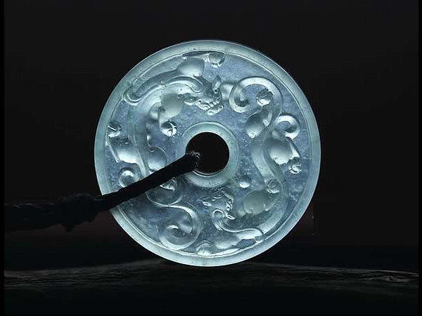 玉器質地淳樸，色彩豔麗，石質含蓄，歷來深受我國人民的喜愛，所以出現玉有五德、九德，甚至十一德之說，但實際上國人在長期對玉德觀察體會中引申聯想，悟出許多關於人生德哲理。玉的品質是人們的精神支柱和傳統美德的物化體現，這就是玉飾品長久不衰的原因。