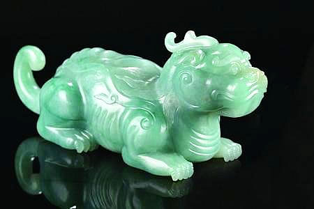 翡翠的綠是大自然的主色調，人們喜歡翡翠並非是一種欲望，而是一種精神情調，因為在翡翠身上帶有一種天然的中華民族的精神：戰勝困難勇往直前的精神財富。