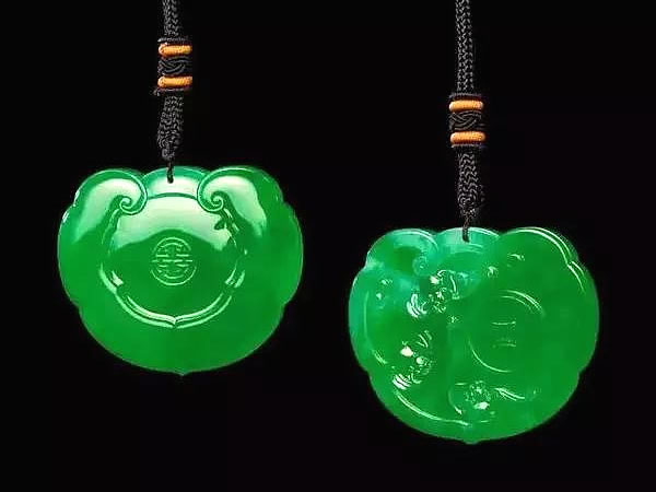 翡翠擁有了象徵著身份、地位、形象的價值。翡翠藝術品在世界級的拍賣行，幾千萬元一對的翡翠手環，幾百萬元一枚的翡翠戒指，都成為搶手貨。