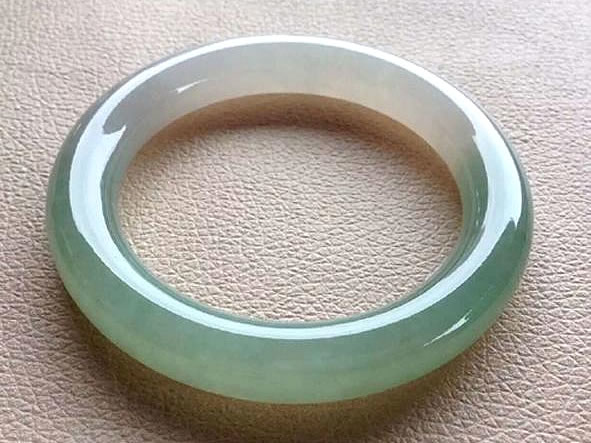 圓條鐲: 鐲子大小要正好，內圈圓，外圈圓，條杆圓，因為講究圓圓滿滿。  這種鐲子極為經典，流傳已久，講究精圓厚條，莊重正氣。  圓條手鐲比其他種類的手鐲更費料，而且佩戴效果較佳，所以較有收藏價值。