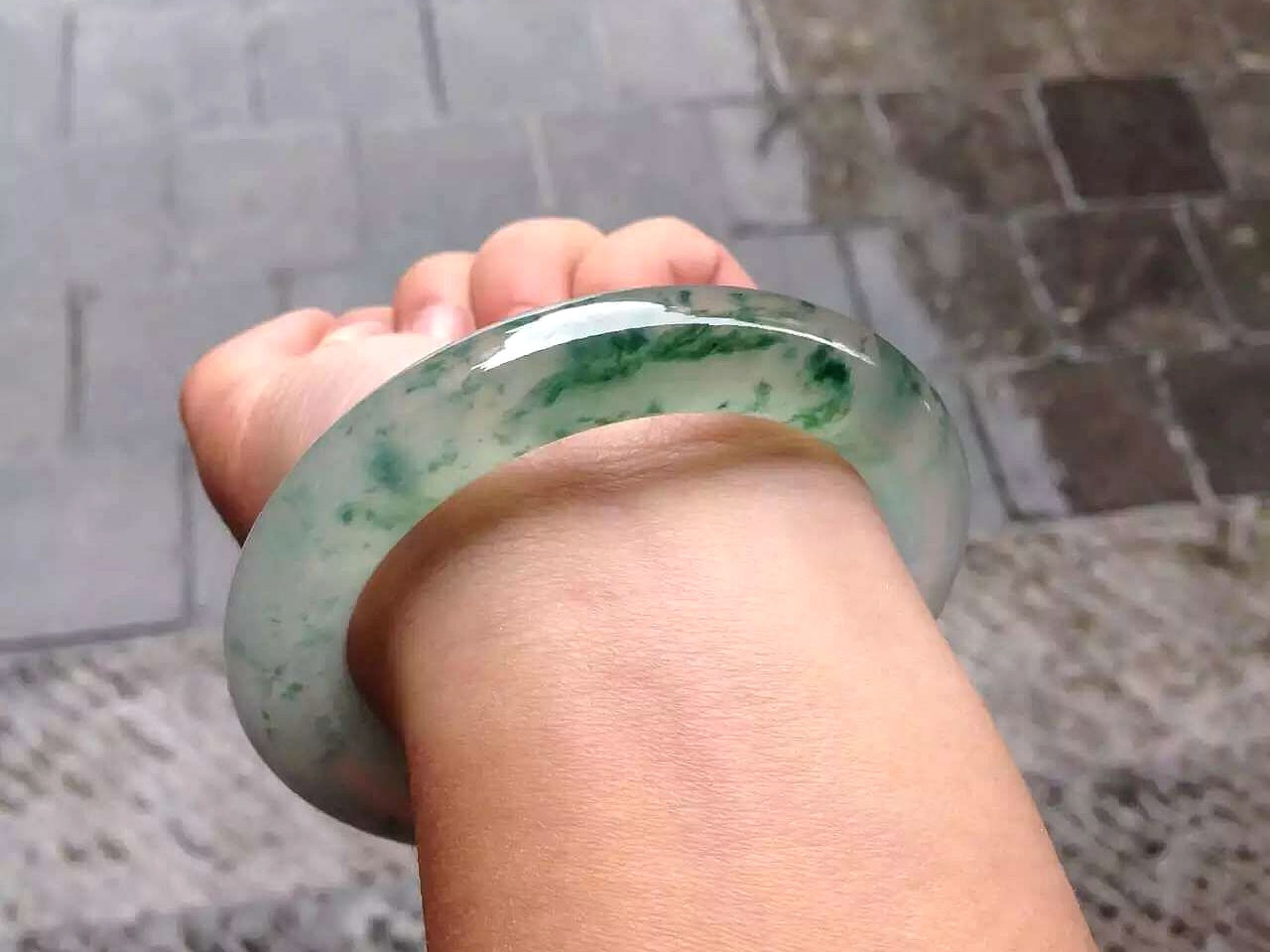 翡翠圓條鐲、福鐲 和 貴妃鐲是幾種常見的款式，你知道有什麼不同嗎？