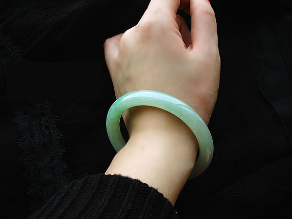 翡翠冰種陽綠圓條鐲(圓骨)