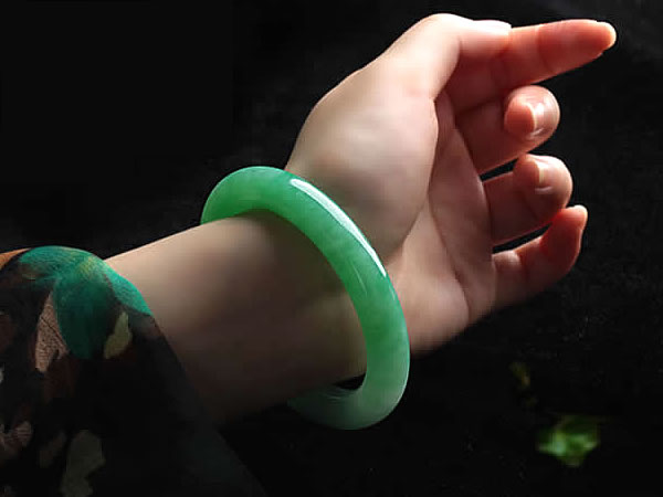 翡翠冰種陽綠花圓條鐲(圓骨)