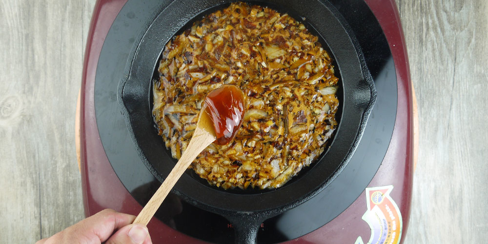 煮沸後依序加入麥芽糖、蔥、五香粉、融入其中便可盛起。