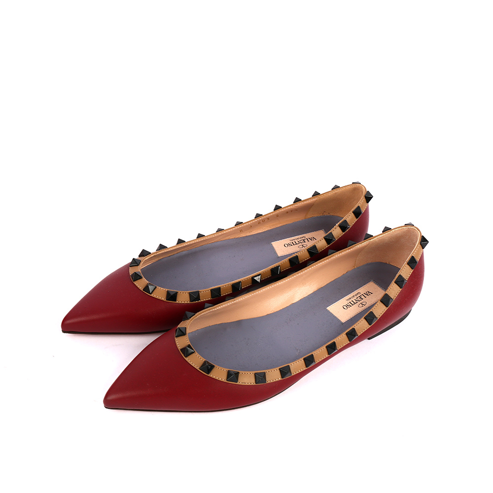 【Valentino】羊皮尖頭黑鉚釘ROCKSTUDS平底鞋(酒紅+焦糖邊) JW2S0403VHE B52