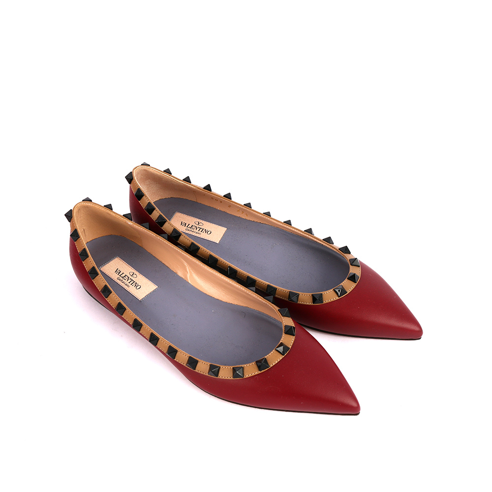 【Valentino】羊皮尖頭黑鉚釘ROCKSTUDS平底鞋(酒紅+焦糖邊) JW2S0403VHE B52