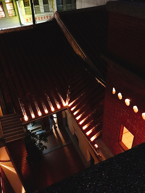 古色古香的磚瓦屋, 映著夜晚的燈