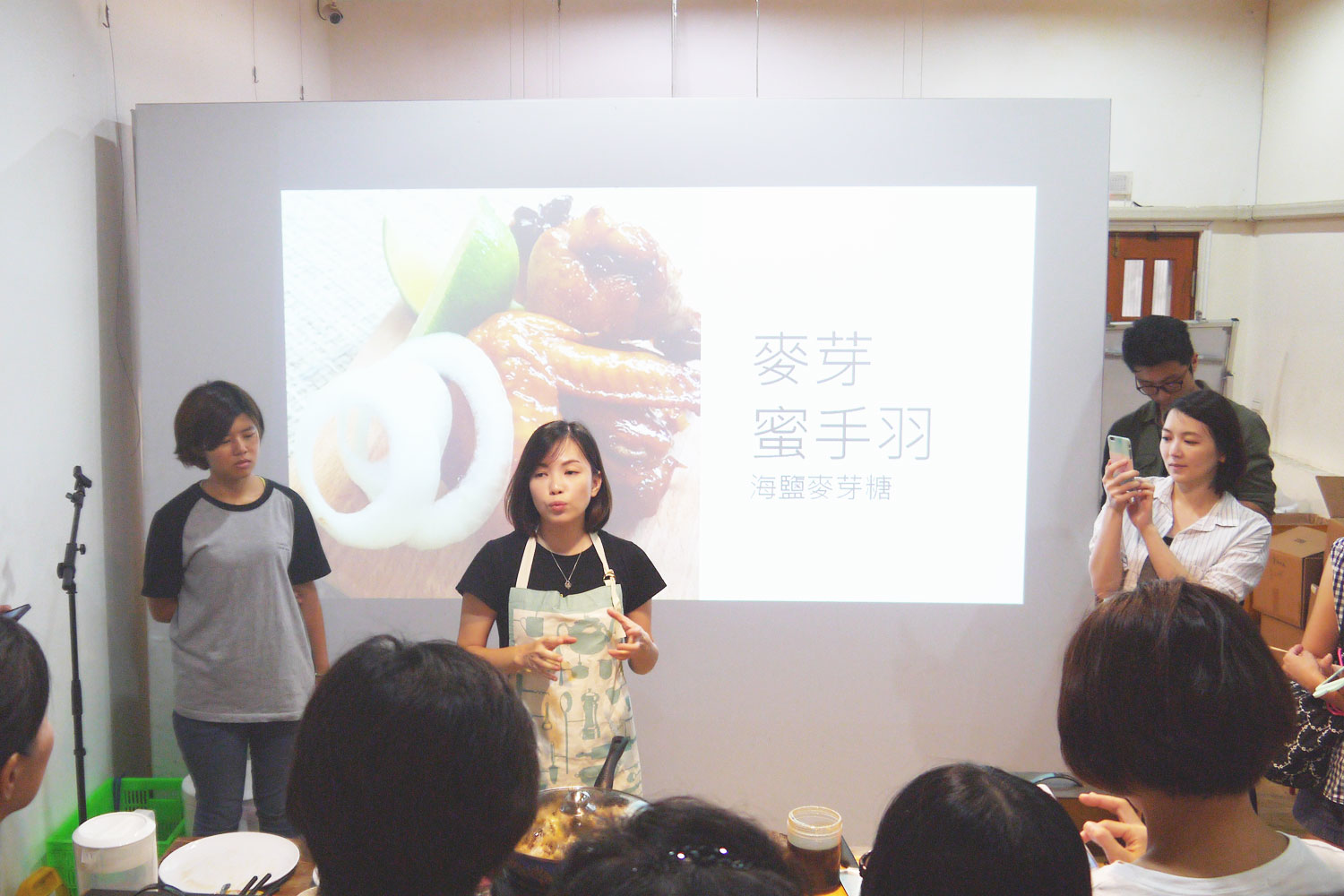 利用海鹽麥芽糖製作麥芽蜜手羽的課程展示