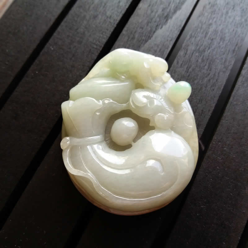 J185 冰糯淡綠底福鼠運財吊墜 (翡翠A玉)