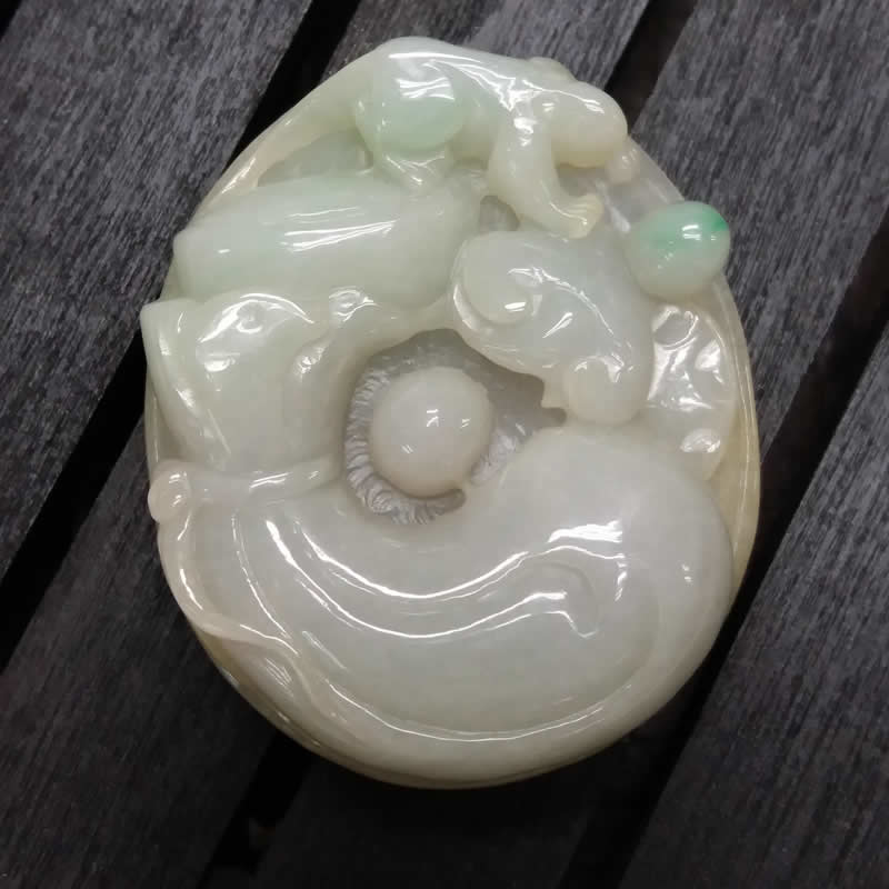 J185 冰糯淡綠底福鼠運財吊墜 (翡翠A玉)