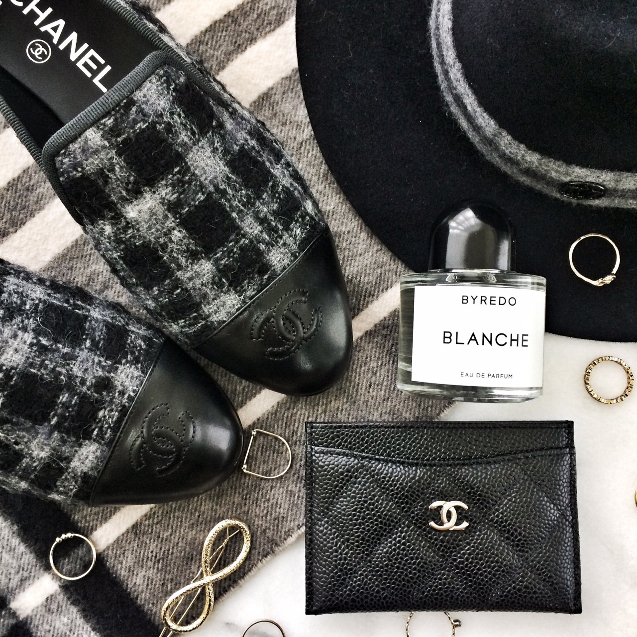 Chanel Classic Card Holder 黑色金CC荔枝菱格紋酒紅色內裡卡片夾 搭配CHANEL鞋款與精品配件情境展示