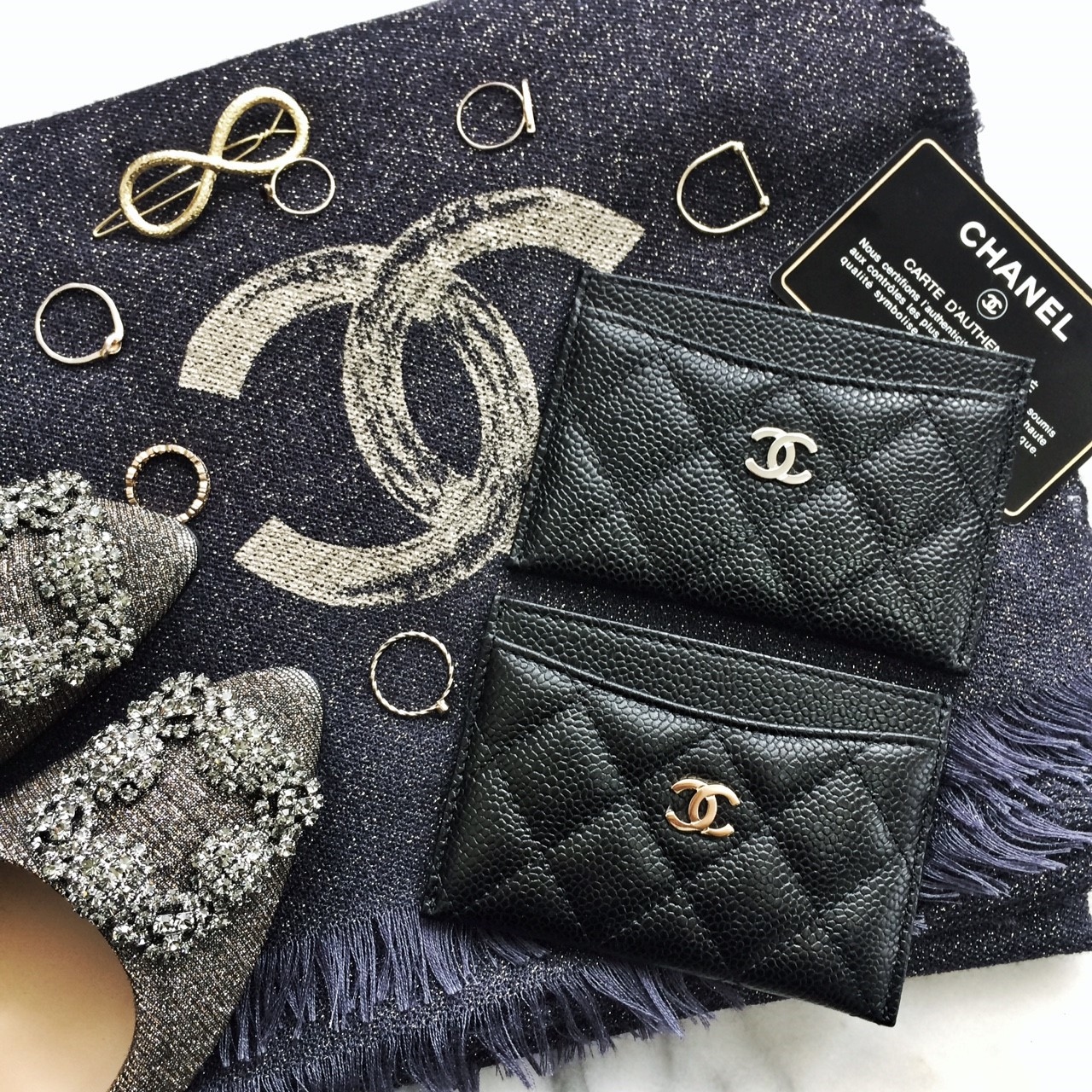 Chanel Classic Card Holder 黑色金CC荔枝菱格紋酒紅色內裡卡片夾 黑色菱格紋卡片夾與不同CC金屬配色情境展示