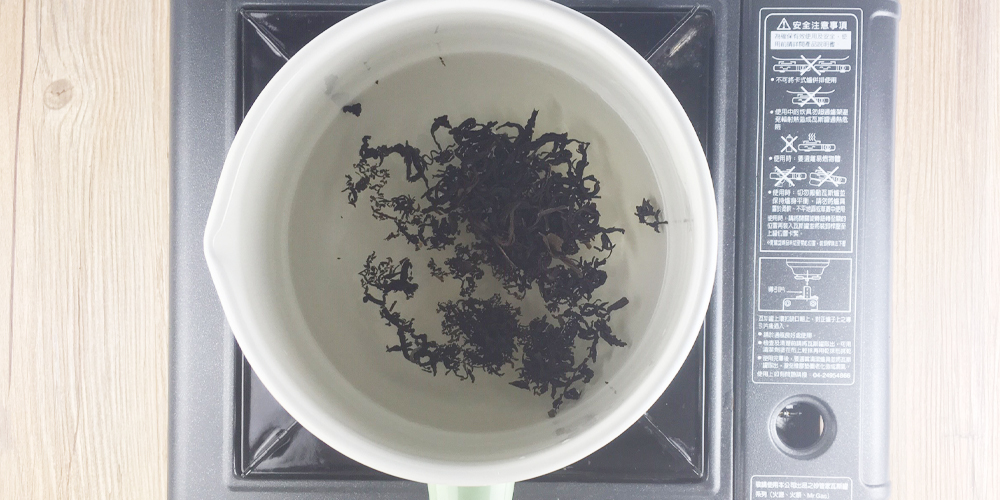 用小火煮到茶葉沸滾