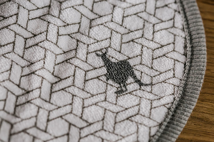 有機棉圍兜兜(小淘氣款) 【小狼灰】-Kangovou 小袋鼠不鏽鋼安全兒童餐具