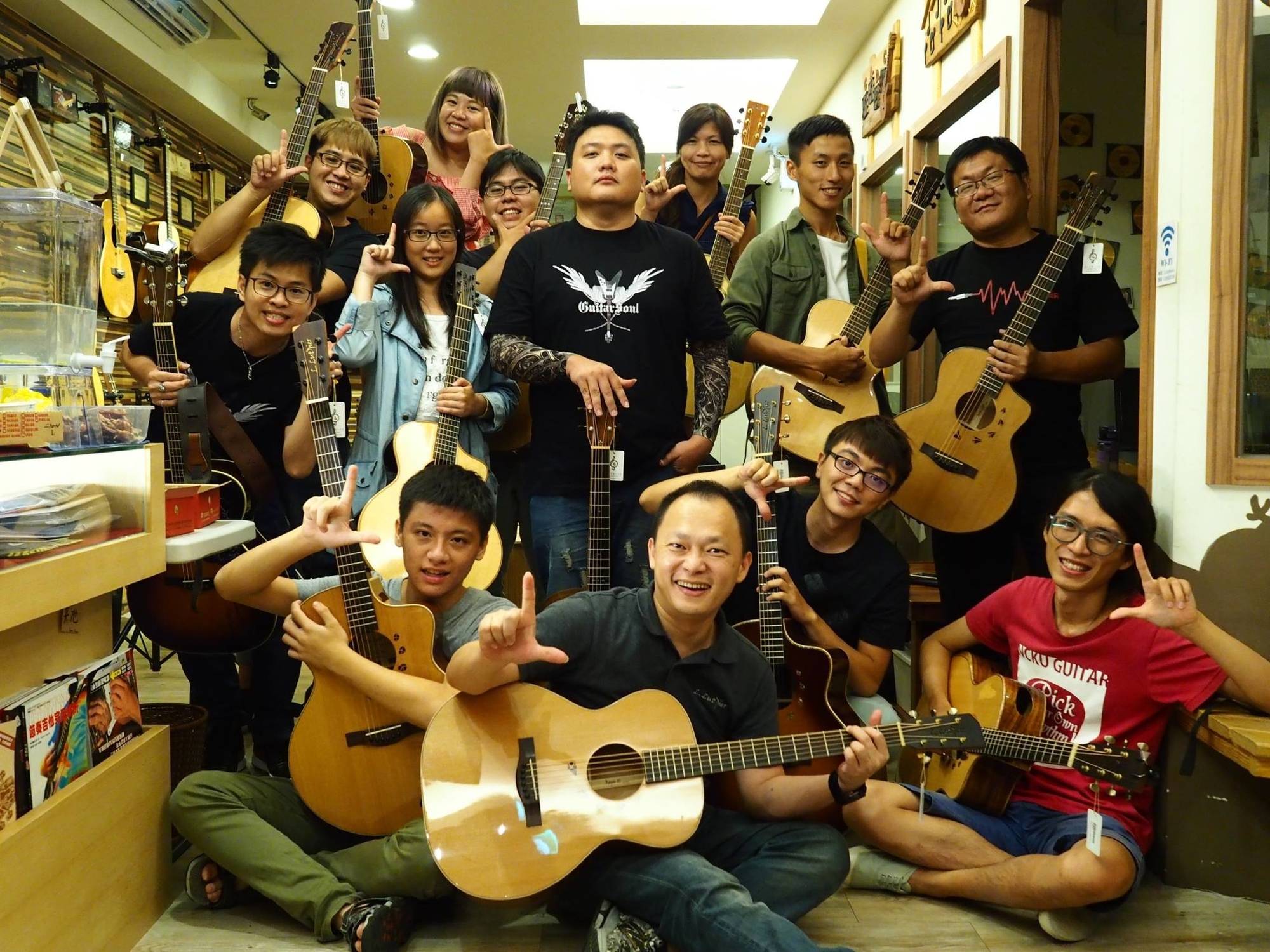 L.Luthier吉他與生為吉他人死為吉他魂版主河豚於新竹陸比音樂舉辦吉他魂聚會-大合照