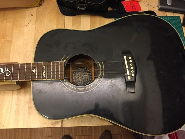 吉他琴身清潔打蠟換弦