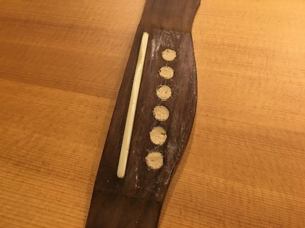 木吉他弦釘孔過大，填補縮小