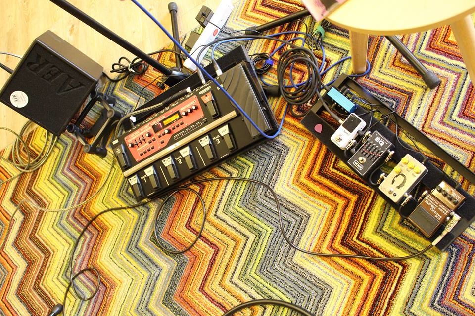 台灣知名創作歌手卜星慧來陸比音樂分享吉他音樂側拍 - 使用的器材