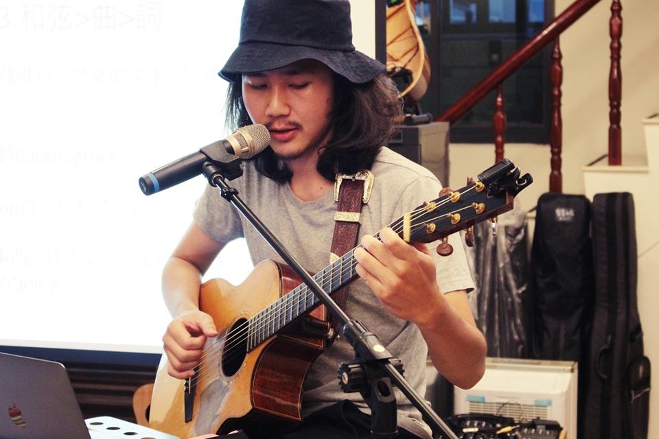 台灣知名創作歌手吳東穎來陸比音樂分享吉他創作音樂側拍