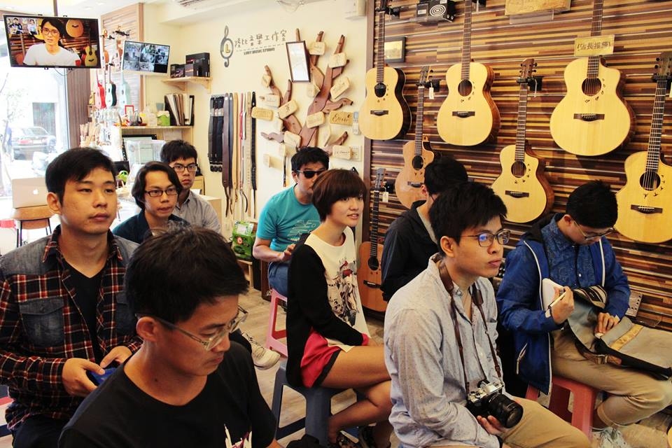 台灣知名創作歌手吳東穎來陸比音樂分享吉他創作音樂側拍