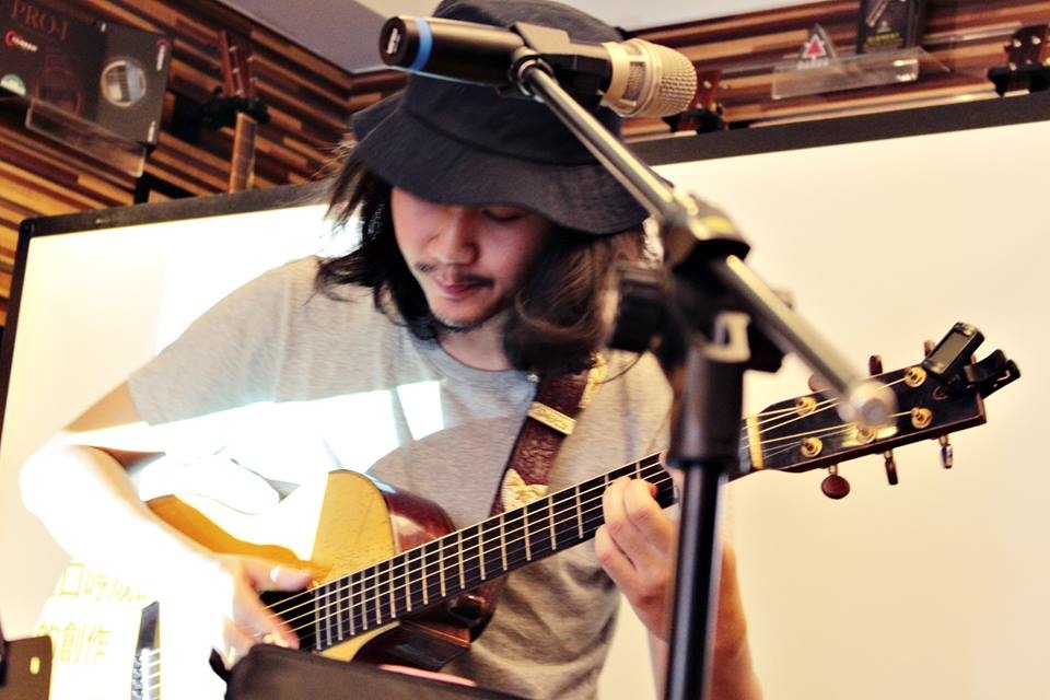 台灣知名創作歌手吳東穎來陸比音樂分享吉他創作音樂側拍