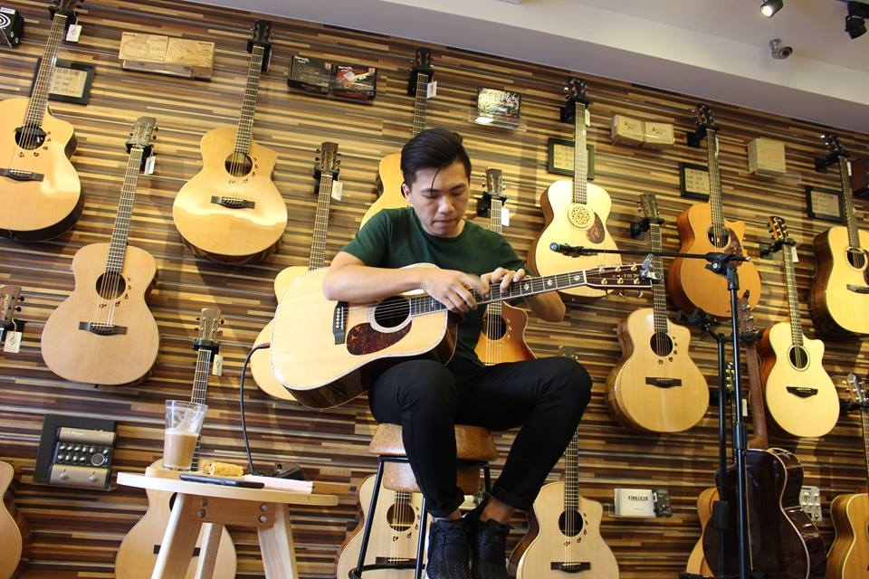 台灣知名吉他演奏家許復順來陸比音樂分享吉他創作音樂側拍