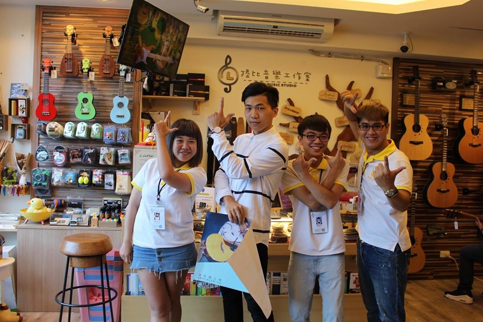 台灣知名吉他演奏家許復順來陸比音樂分享吉他創作音樂側拍-工作人員合照