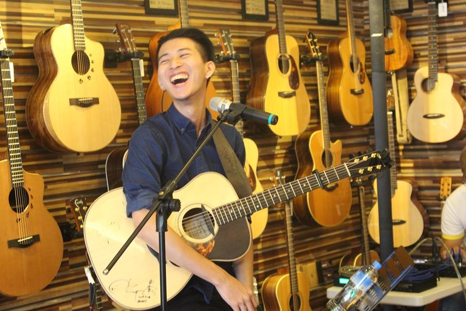 台灣知名吉他演奏家董杰安來陸比音樂分享吉他創作音樂側拍