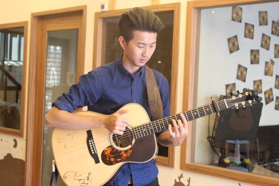 台灣知名吉他演奏家董杰安來陸比音樂分享吉他創作音樂側拍