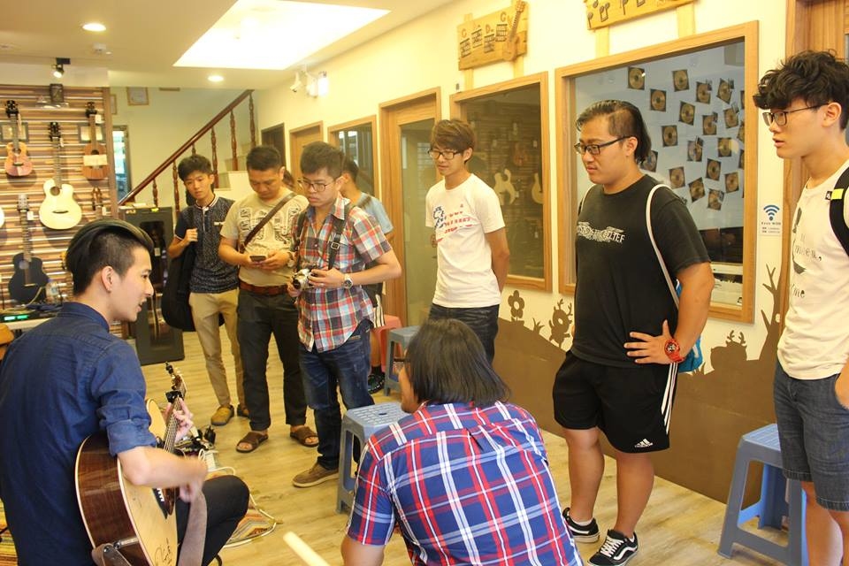 台灣知名吉他演奏家董杰安來陸比音樂分享吉他創作音樂側拍