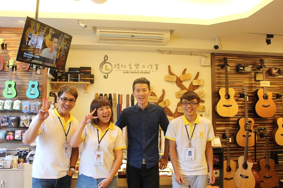台灣知名吉他演奏家董杰安來陸比音樂分享吉他創作音樂側拍-工作人員合照