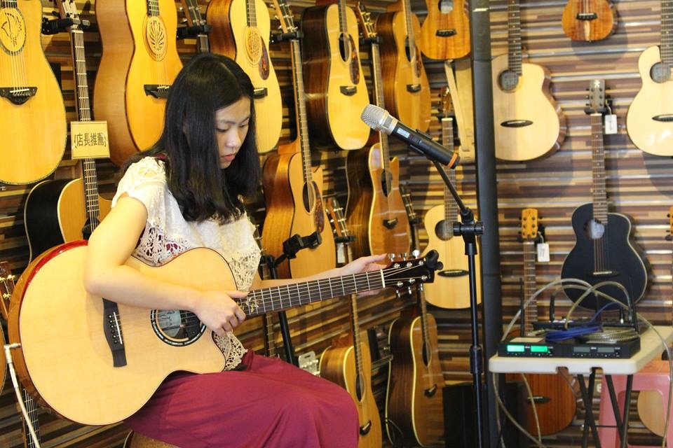 台灣知名吉他演奏家Ayers代言人許綺娟來陸比音樂分享吉他創作音樂側拍