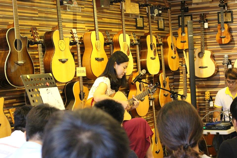 台灣知名吉他演奏家Ayers代言人許綺娟來陸比音樂分享吉他創作音樂側拍