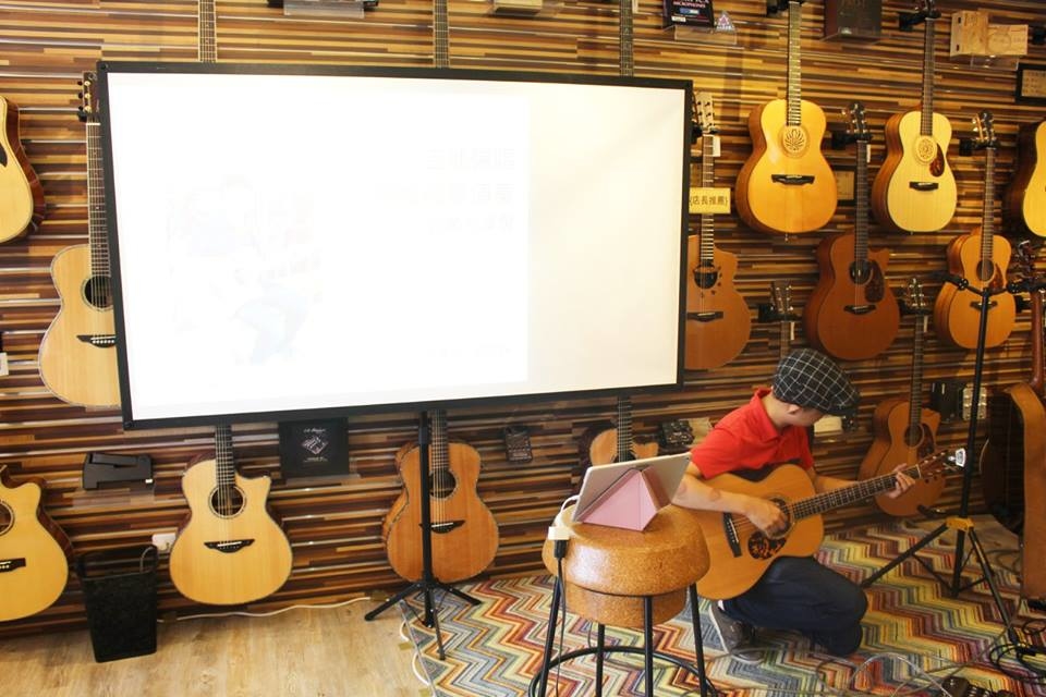 台灣知名吉他改編歌手邱立翰來陸比音樂分享吉他改編音樂側拍