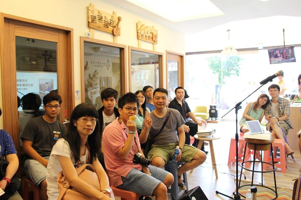 台灣知名吉他改編歌手邱立翰來陸比音樂分享吉他改編音樂側拍