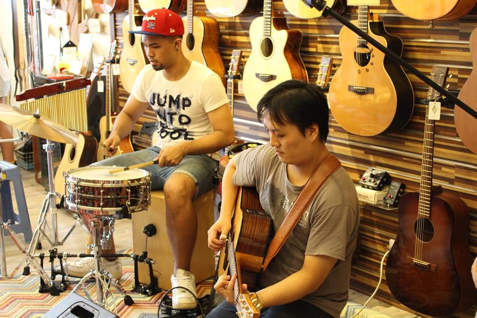 台灣知名吉他音樂人劉雲平來陸比音樂分享新專輯指板上的旅途演奏專輯側拍