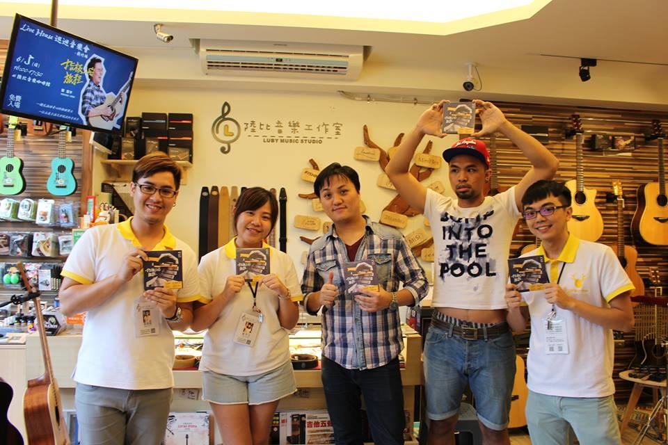 台灣知名吉他音樂人劉雲平來陸比音樂分享新專輯指板上的旅途演奏專輯側拍-工作人員合照