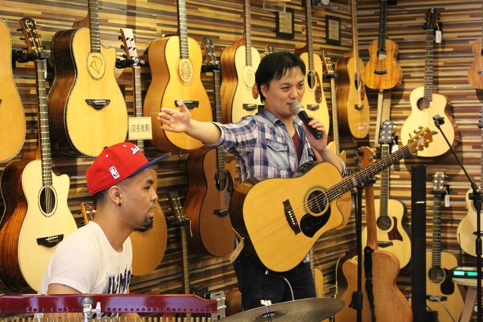 台灣知名吉他音樂人劉雲平來陸比音樂分享新專輯指板上的旅途演奏專輯側拍-介紹木箱鼓手