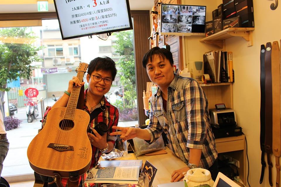 台灣知名吉他音樂人劉雲平來陸比音樂分享新專輯指板上的旅途演奏專輯側拍-與聽眾合照