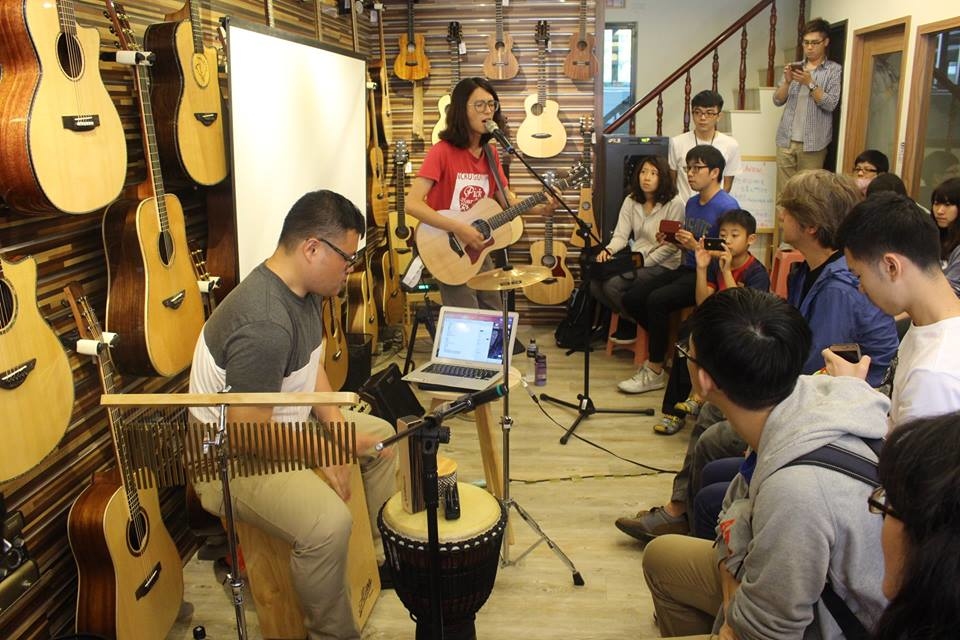 台灣知名木箱鼓演奏家劉承淵來陸比音樂分享木箱鼓與吉他搭配