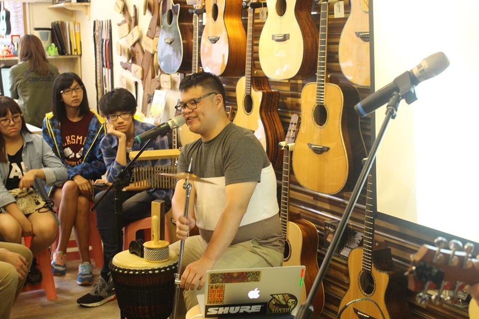 台灣知名木箱鼓演奏家劉承淵來陸比音樂分享木箱鼓與吉他搭配