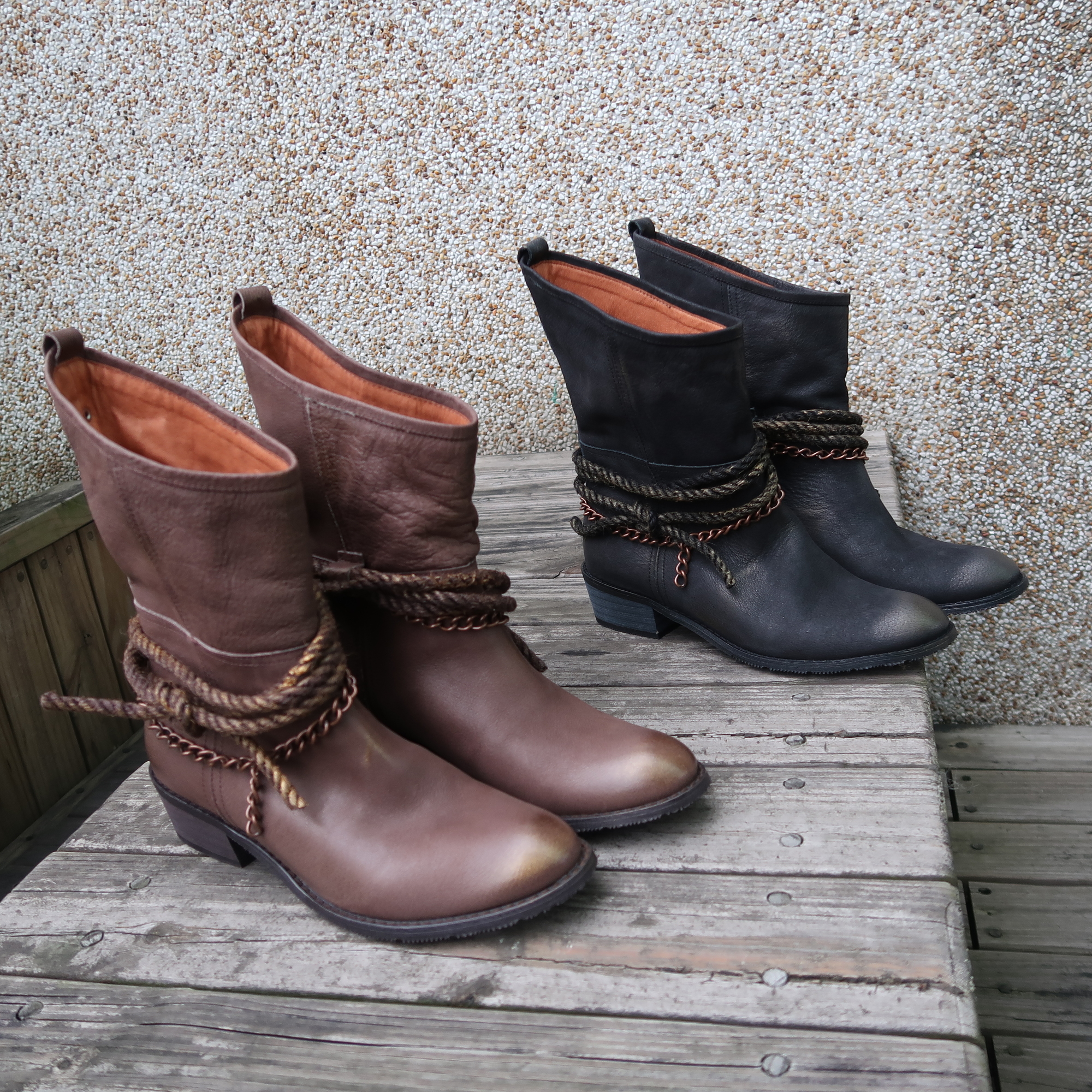 【慾望城市】靴口斜切仿舊擦色真皮牛皮鍊條粗跟短靴兩色煙燻黑&巧克力