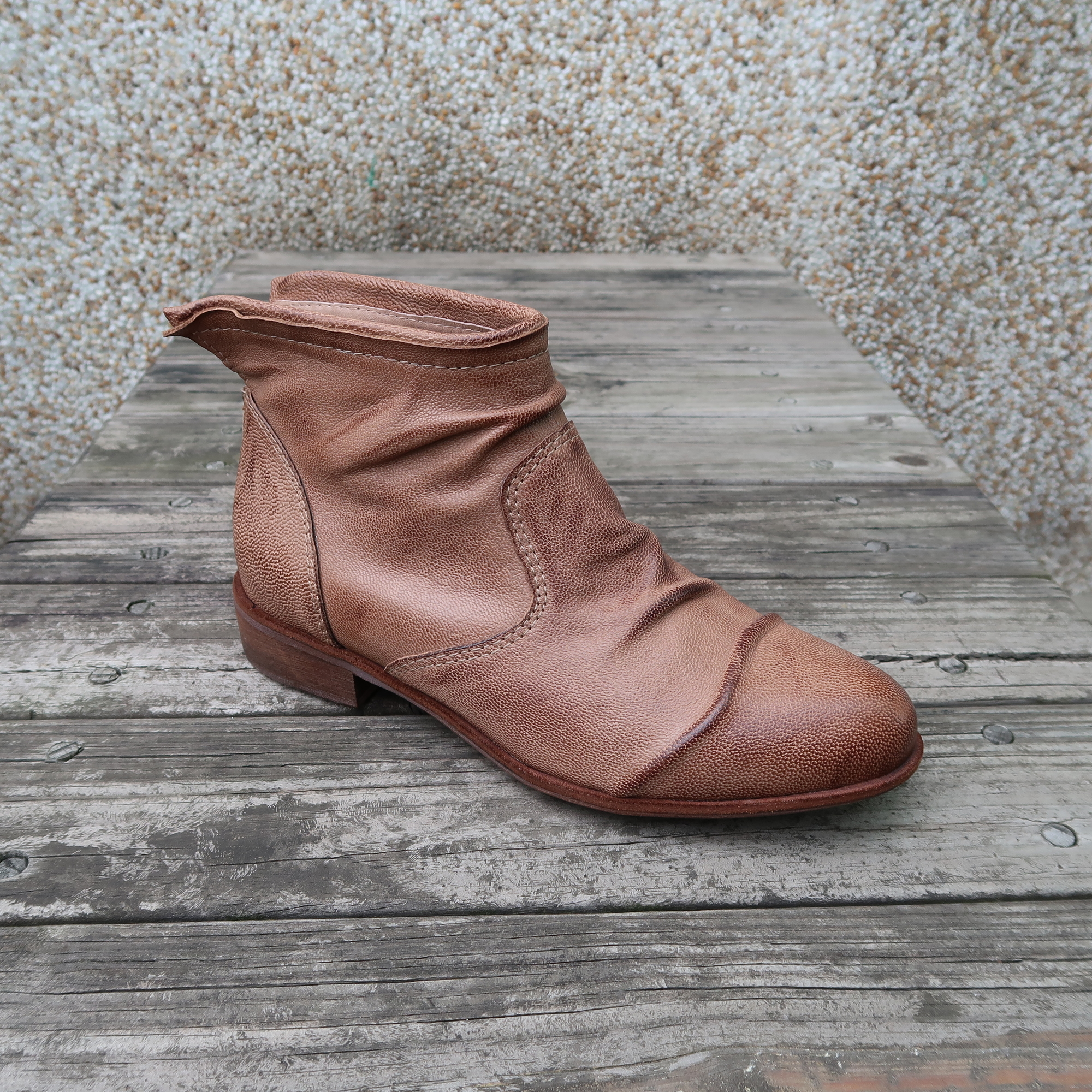 【百搭女王】抓皺水染羊皮皺褶擦色及踝短靴