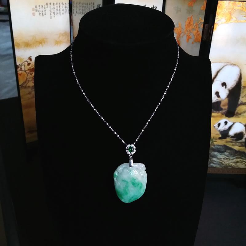 J272 冰糯白底飄陽綠猴子壽桃玉墜