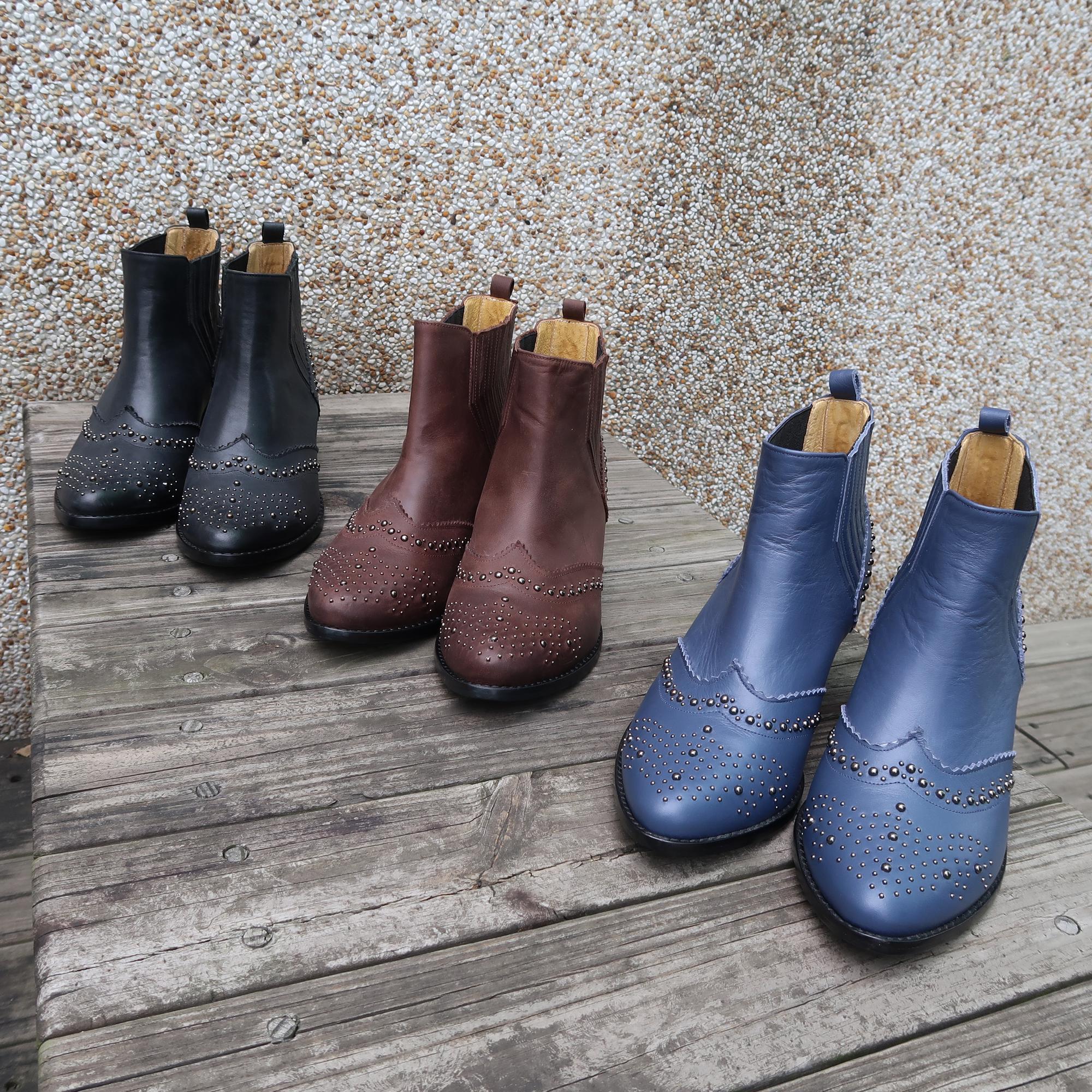 【步步精彩】牛皮鉚釘隱藏風琴摺粗木跟踝靴