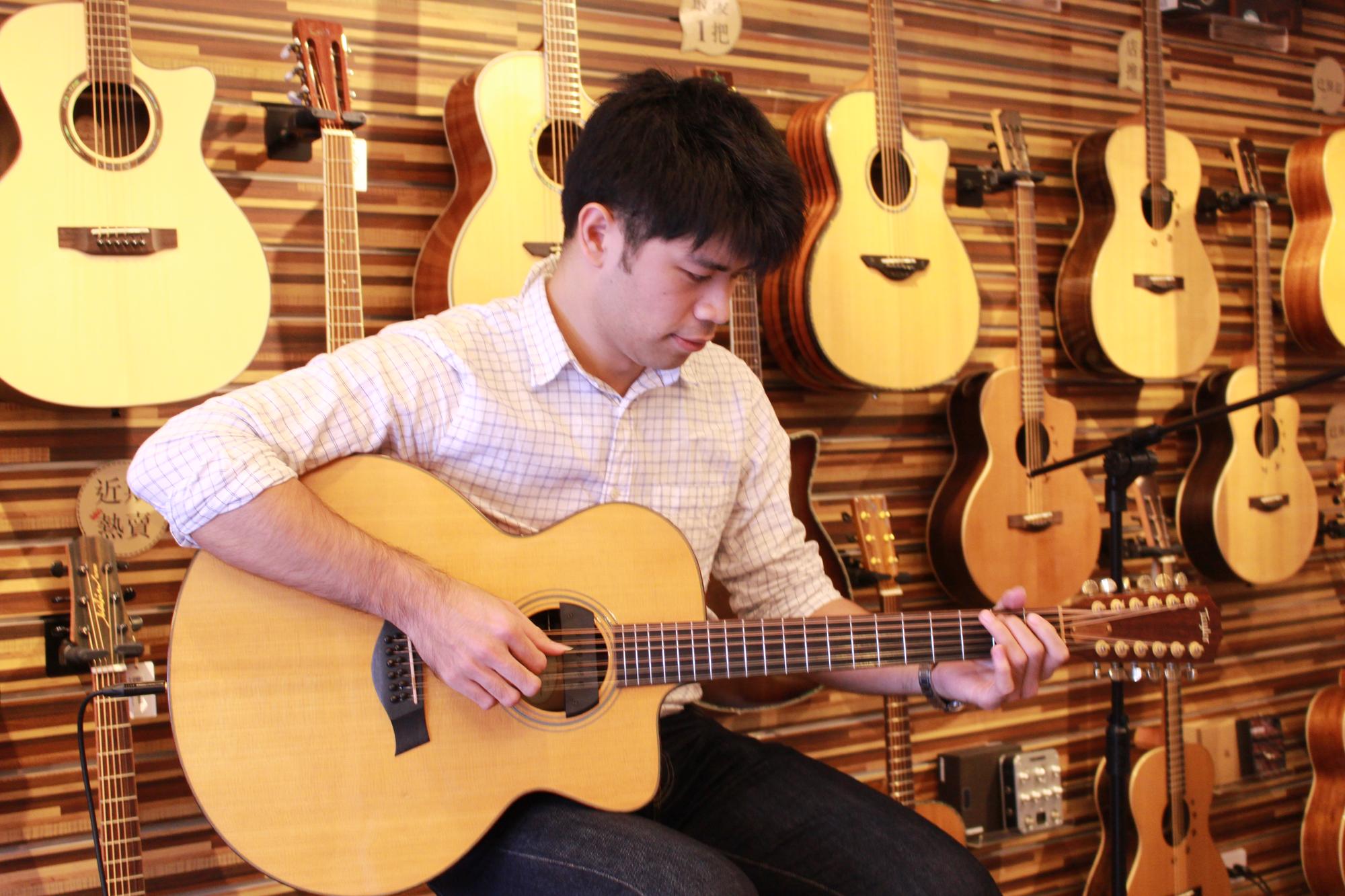 台灣知名吉他演奏家潘世程來陸比音樂分享吉他音樂側拍
